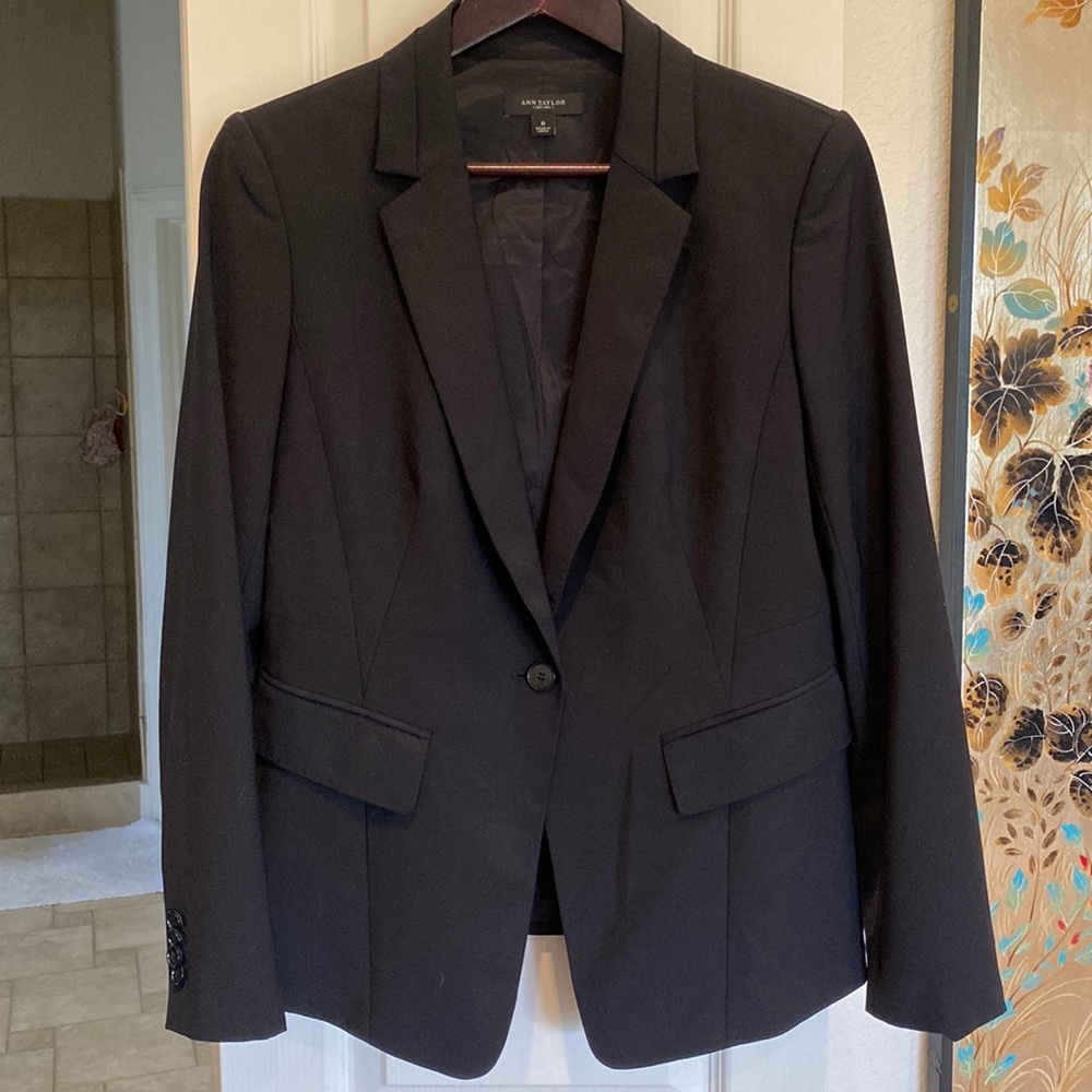 Barely worn Ann Taylor lightweight blazer with nice collar detail
